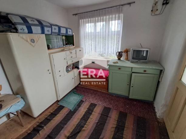 Едноетажна къща за продажба, с допълнителни сутеренен етаж, пристройка и стопанска сграда, с голям двор, в центъра на с. Крумово, обл. Варна