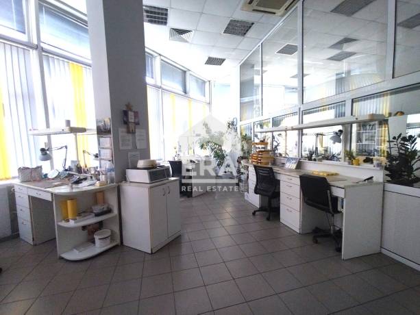 ЕРА МАКС продава функционално помещение с площ 94 кв.м, разположено в поддържана сграда с удобна и комуникативна локация в центъра на гр. Ямбол