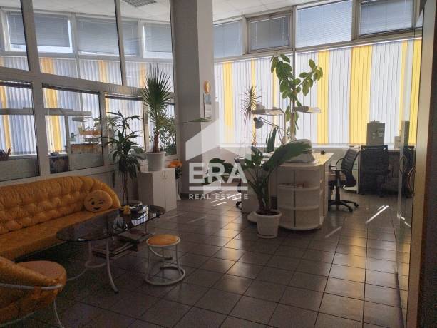 ЕРА МАКС продава функционално помещение с площ 94 кв.м, разположено в поддържана сграда с удобна и комуникативна локация в центъра на гр. Ямбол