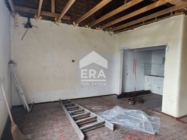 ЕРА МАКС продава етаж от къща до Поликлиниката в кв. Каргон , гр.Ямбол