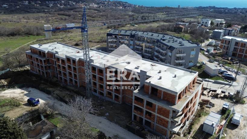 Тристаен апартамент за продажба, със собствен двор, в новострояща се сграда, кв. Виница, Варна