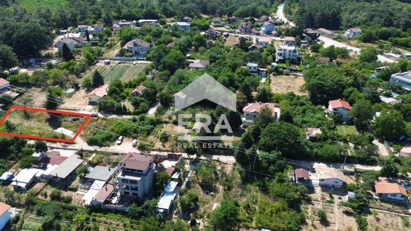 Ексклузивен урегулиран поземлен имот за продажба, с ток, вода и законна постройка, в м-т Боровец Юг, Варна, на 250 м от главен път