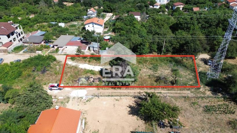 Ексклузивен урегулиран поземлен имот за продажба, с ток, вода и законна постройка, в м-т Боровец Юг, Варна, на 250 м от главен път
