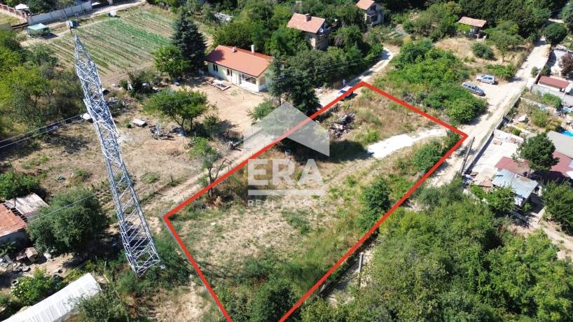 Ексклузивен урегулиран поземлен имот за продажба, с ток, вода и законна постройка, в м-т Боровец Юг, Варна, на 250 м от главен път