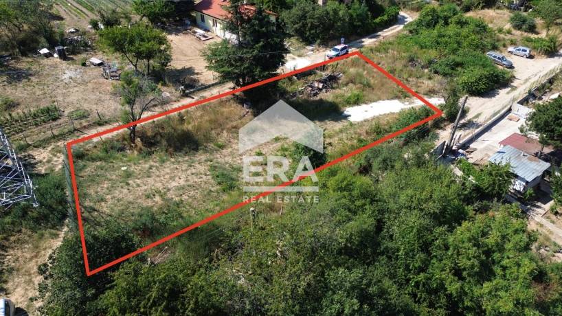 Ексклузивен урегулиран поземлен имот за продажба, с ток, вода и законна постройка, в м-т Боровец Юг, Варна, на 250 м от главен път