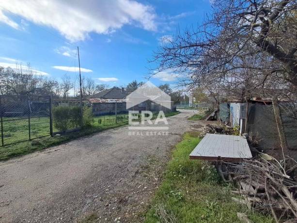Урегулиран поземлен имот за продажба, в с. Приселци, обл. Варна, в близост до бензиностанция Бенита и главния път