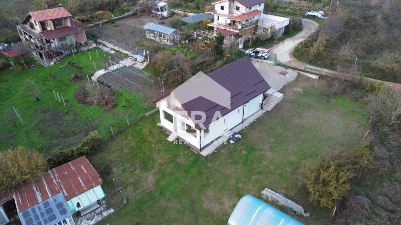 Двуетажна, ексклузивна, новопостроена къща за продажба, с гараж, допълнителна постройка и двор, в м-т Ракитника, Варна