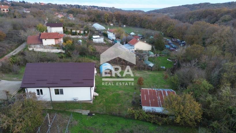 Двуетажна, ексклузивна, новопостроена къща за продажба, с гараж, допълнителна постройка и двор, в м-т Ракитника, Варна