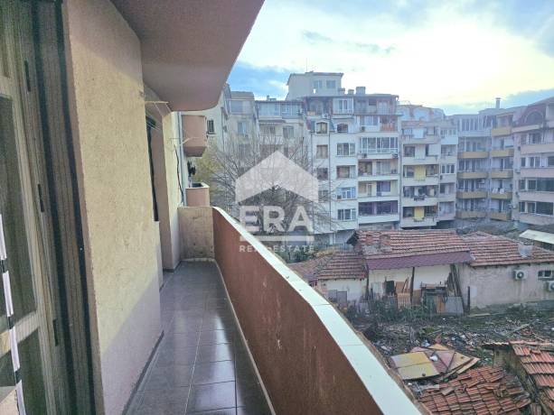 ЕРА Хоум предлага на Вашето внимание тристаен апартамент за продажба в близост до моста на Герджика!