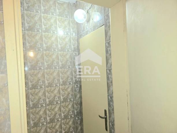 ЕРА Хоум предлага на Вашето внимание тристаен апартамент за продажба в близост до моста на Герджика!