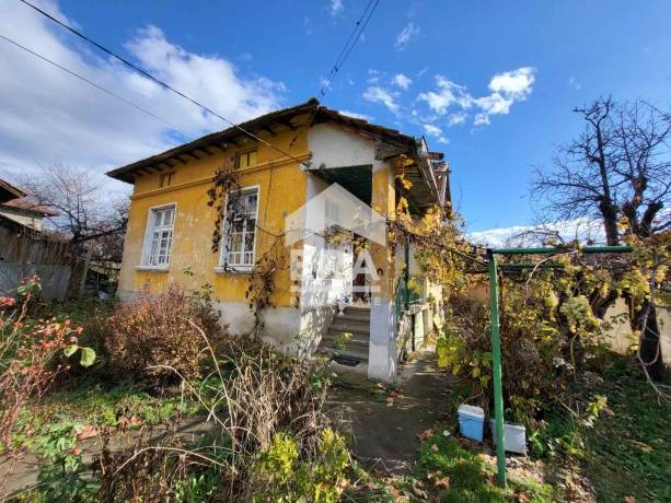 Къща с двор 633 кв.м. в гр. Пирдоп