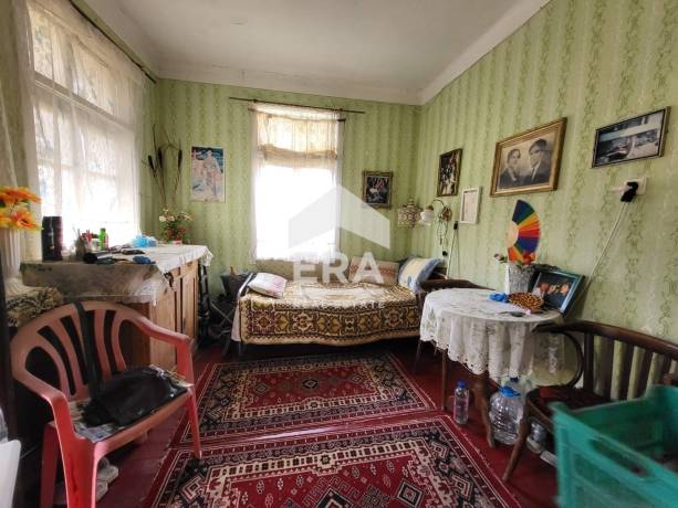 Къща с двор 633 кв.м. в гр. Пирдоп