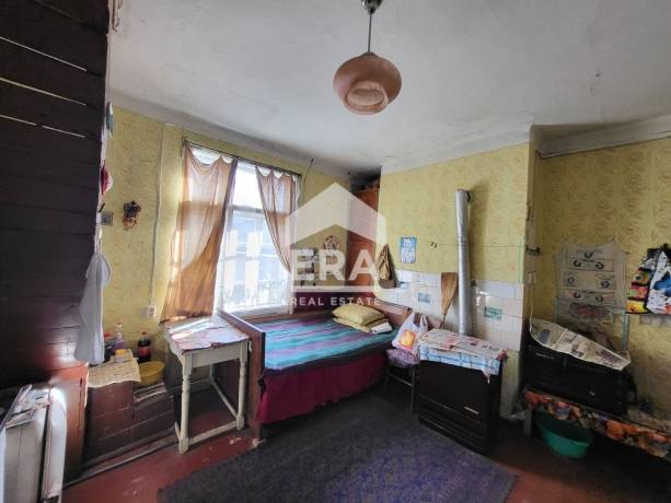Къща с двор 633 кв.м. в гр. Пирдоп