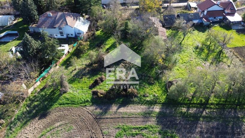 Голям парцел със законна къща за продажба, в близост до центъра на с. Осеново, на 17 км от Варна