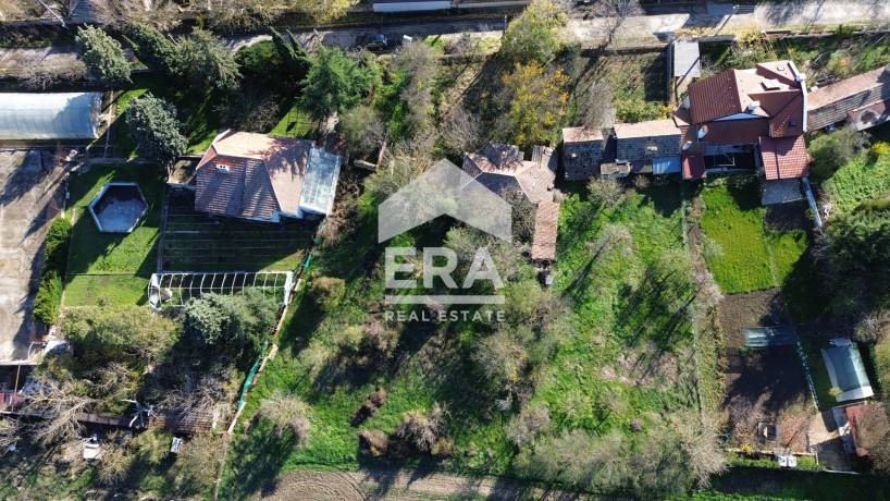 Голям парцел със законна къща за продажба, в близост до центъра на с. Осеново, на 17 км от Варна