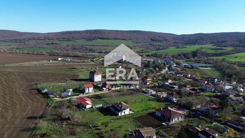 Голям парцел със законна къща за продажба, в близост до центъра на с. Осеново, на 17 км от Варна