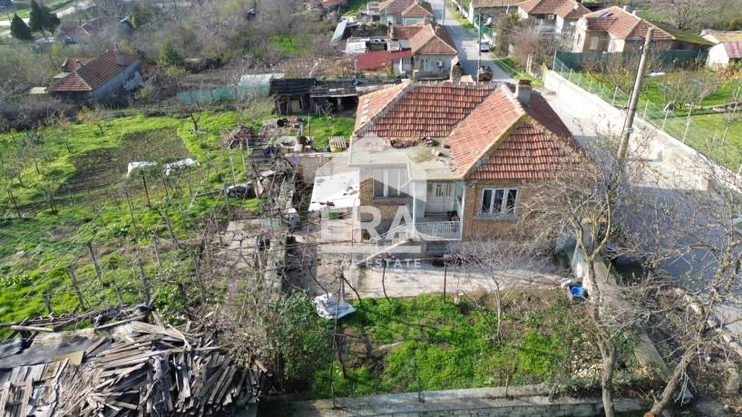 Едноетажна тухлена къща за продажба, с двор, в долната част на кв. Повеляново, гр. Девня, обл. Варна