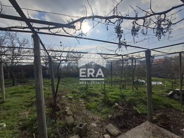 Едноетажна тухлена къща за продажба, с двор, в долната част на кв. Повеляново, гр. Девня, обл. Варна