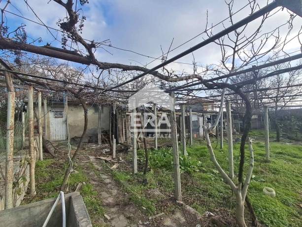 Едноетажна тухлена къща за продажба, с двор, в долната част на кв. Повеляново, гр. Девня, обл. Варна