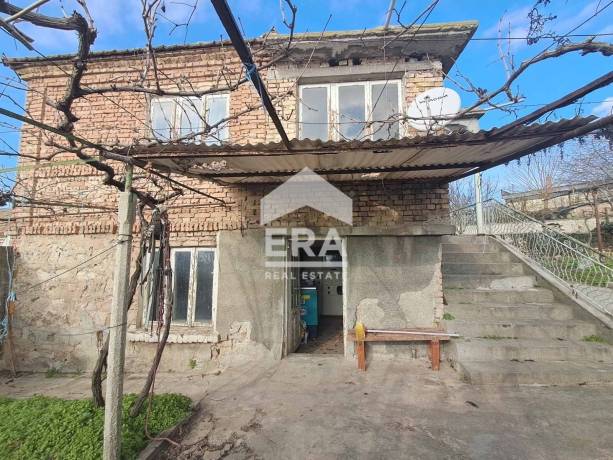 Едноетажна тухлена къща за продажба, с двор, в долната част на кв. Повеляново, гр. Девня, обл. Варна