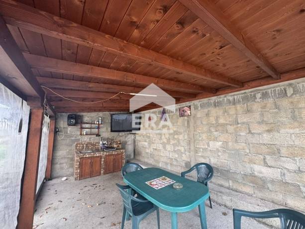 ERA Casa продава масивна двуетажна къща в с. Тополчане