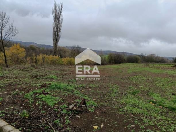 ЕРА Сити Център продава УПИ в с. Съединение