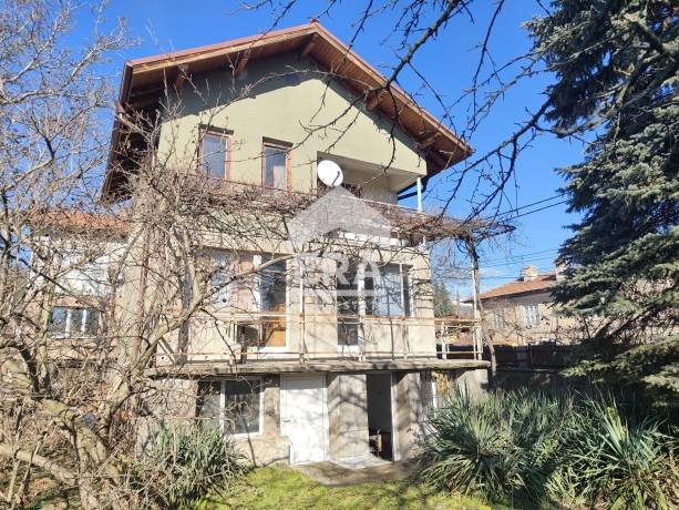 Продава триетажна масивна къща в с.Челопеч с голям двор и лице на две улици
