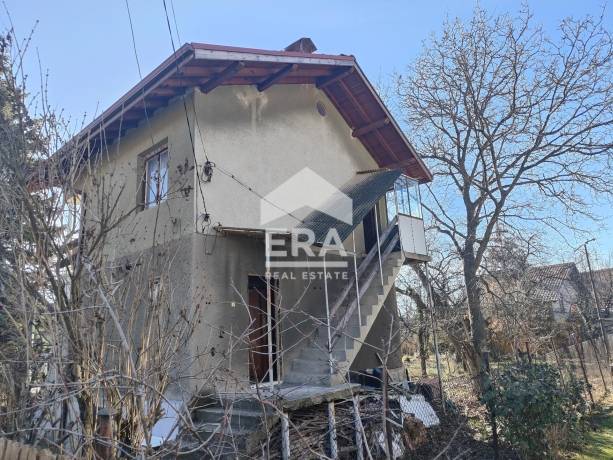 Продава триетажна масивна къща в с.Челопеч с голям двор и лице на две улици