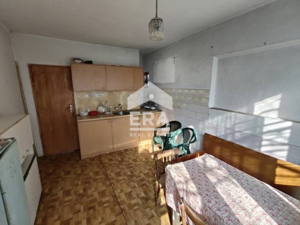 Продава триетажна масивна къща в с.Челопеч с голям двор и лице на две улици