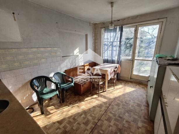 Продава триетажна масивна къща в с.Челопеч с голям двор и лице на две улици