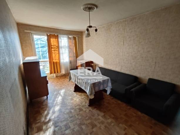 Продава триетажна масивна къща в с.Челопеч с голям двор и лице на две улици