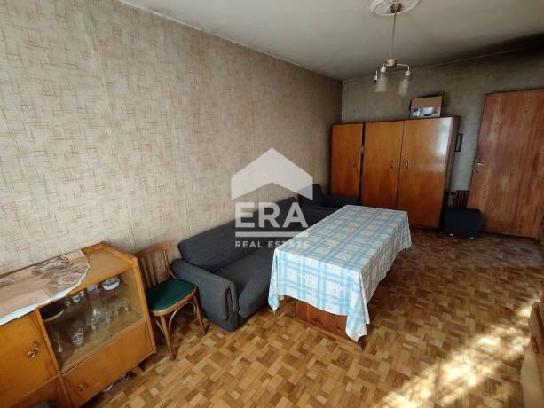 Продава триетажна масивна къща в с.Челопеч с голям двор и лице на две улици