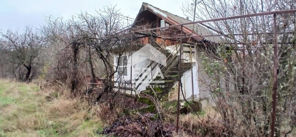 ЕКСКЛУЗИВНО! ЕРА Вива предлага просторен парцел с къща в с.Тополница, област Кюстендил.