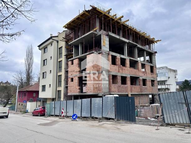 Тристаен апартамент в строеж в центъра на В. Търново