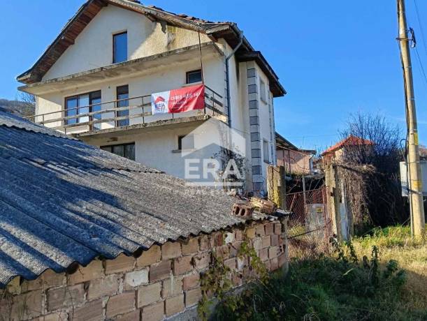САМО В ЕРА! ЕРА Сити Център продава двуетажна къща - вила в с. Остра Могила