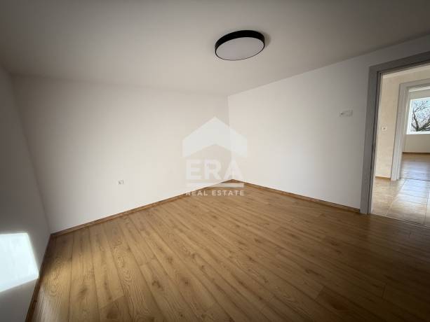 Двуетажна, завършена до ключ къща за продажба, с двор и изложение юг/запад, в близост до центъра на кв. Виница, Варна