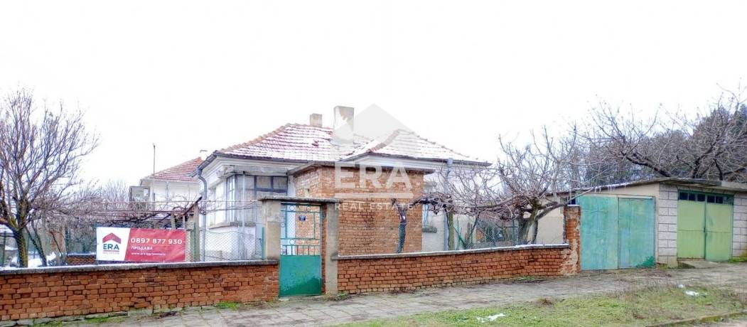Къща със селскостопански постройки и масивен гараж в село Подвис