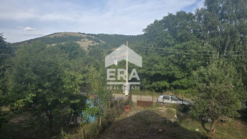 ЕРА Надежда продава масивна, тухлена къща с двор в с. Боснек, общ. Перник