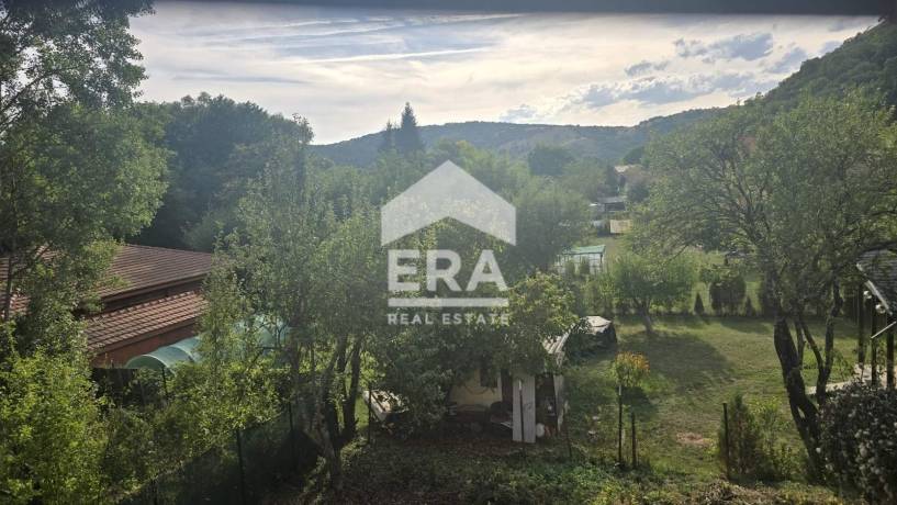 ЕРА Надежда продава масивна, тухлена къща с двор в с. Боснек, общ. Перник
