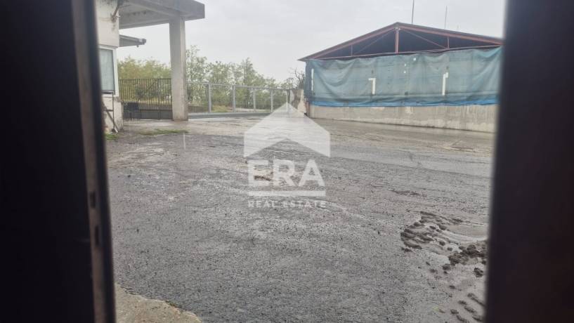 Ера Дом предлага на вашето внимание за продажба поземлен имот със площ 32857 кв.м. със складова база в с. Опан.