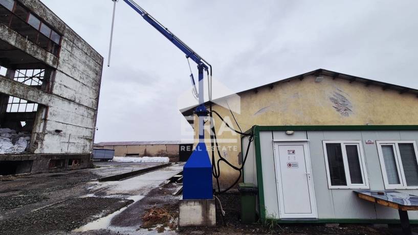 Ера Дом предлага на вашето внимание за продажба поземлен имот със площ 32857 кв.м. със складова база в с. Опан.