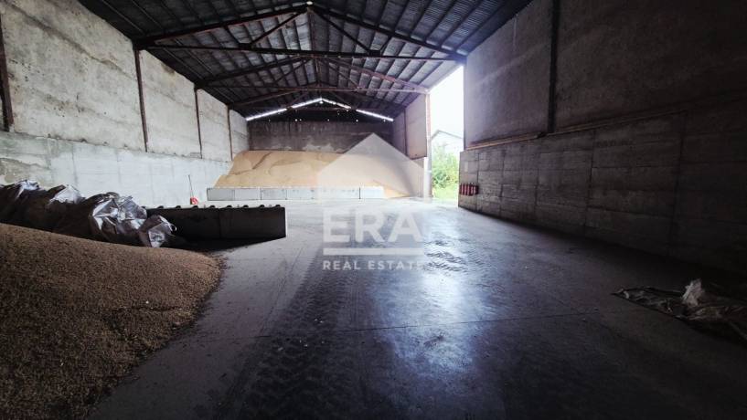 Ера Дом предлага на вашето внимание за продажба поземлен имот със площ 32857 кв.м. със складова база в с. Опан.