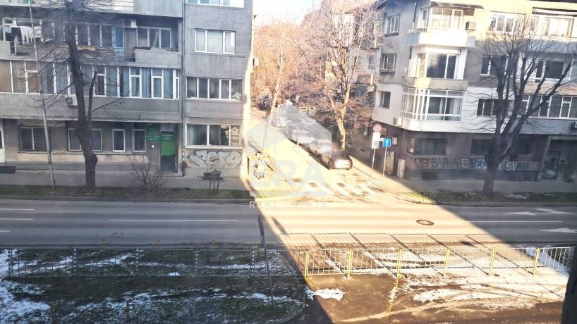 Тристаен югоизточен апартамент за продажба, в тухлена сграда в близост до Медицински университет и Червен площад, Варна