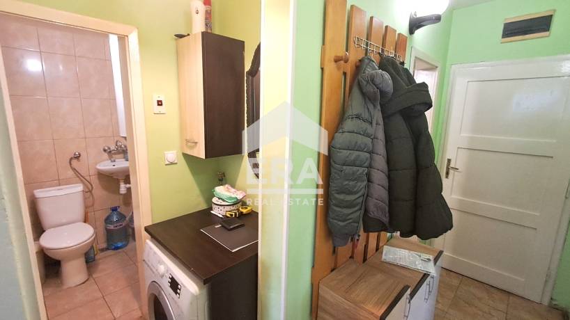 Тристаен югоизточен апартамент за продажба, в тухлена сграда в близост до Медицински университет и Червен площад, Варна
