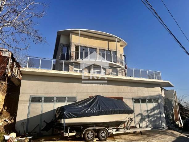 ЕРА Вива продава двуетажна къща с морска панорама от кота 0 в м-ст Акчелар, гр. Варна