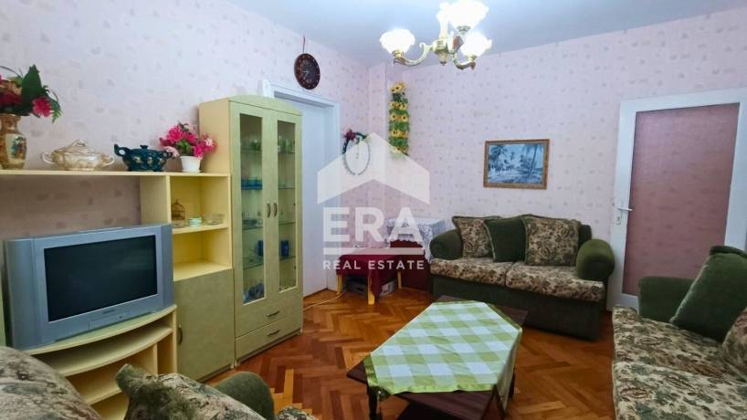 Тристаен апартамент за продажба в Център, Търговище