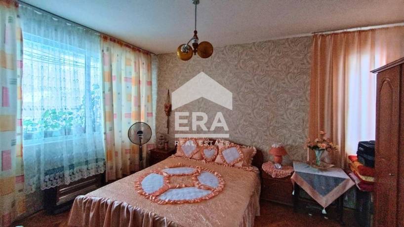 Тристаен апартамент за продажба в Център, Търговище