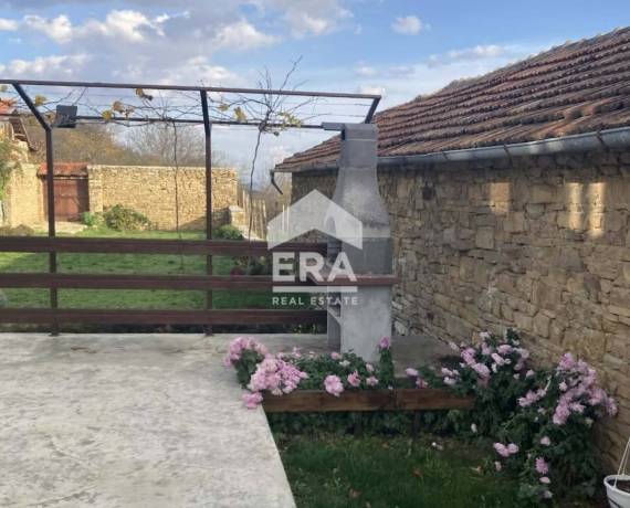 Къща с голям двор в село Керека, област Габрово