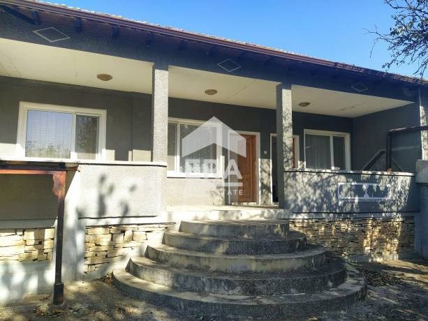Къща с гараж и двор в с. Горна Липница