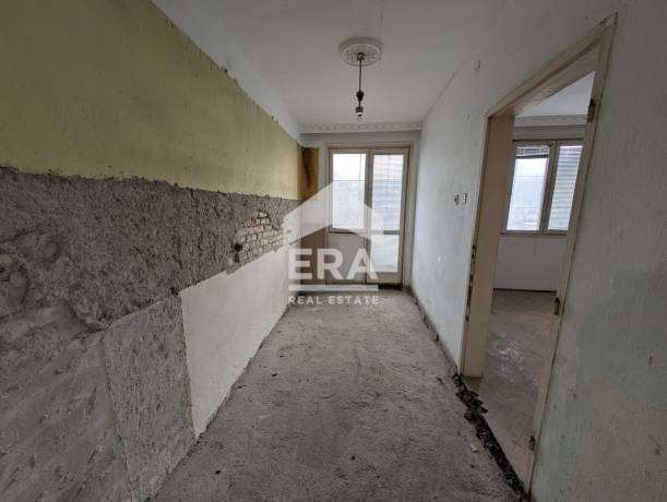 ЕКСКЛУЗИВНО! Етаж от къща за продажба в кв. Басейна, гр. Шумен